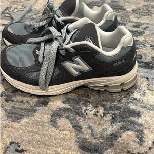 New Balance Gray and Black Sneakers with Mesh and Suede Overlays